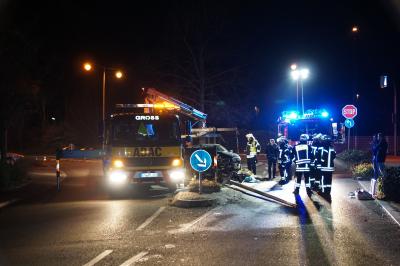 Plochingen: Zu schnell unterwegs - Mit BMW auf Verkehrsinsel gelandet